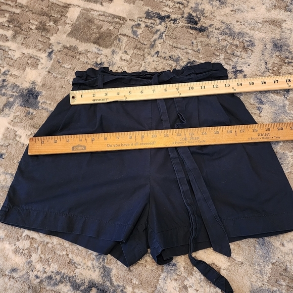 Zara highrise pleated navy shorts with pockets. - Picture 7 of 10